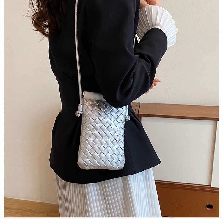 編み込み模様のスマホミニポシェット