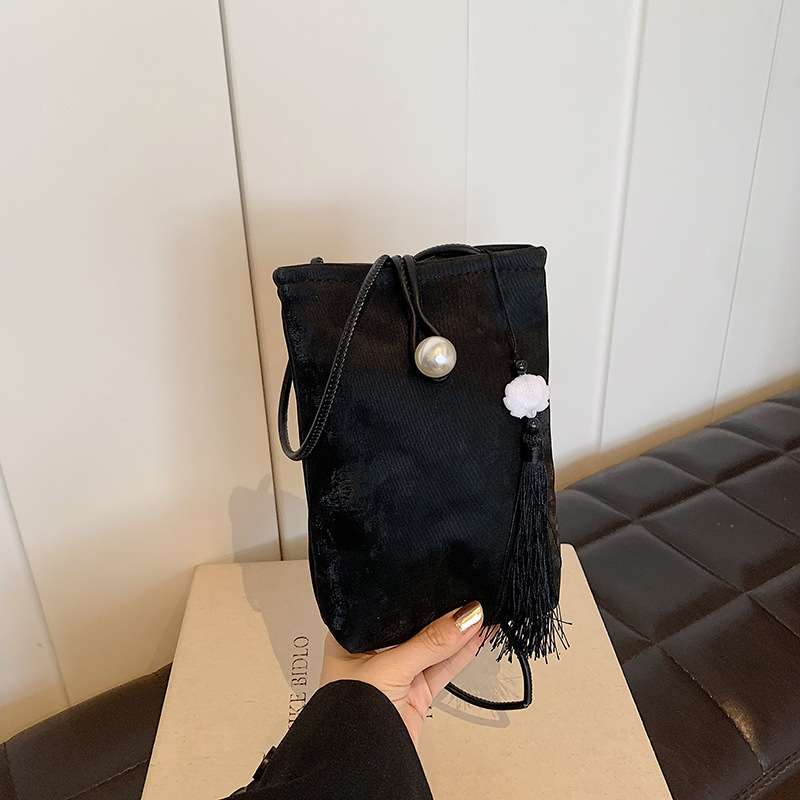 ポシェット　上品パール付きタッセルミニポシェット