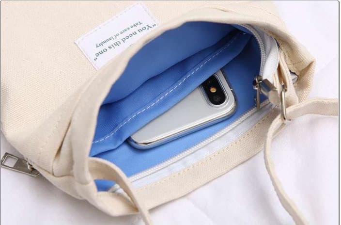スマホが入る軽量ミニポシェット