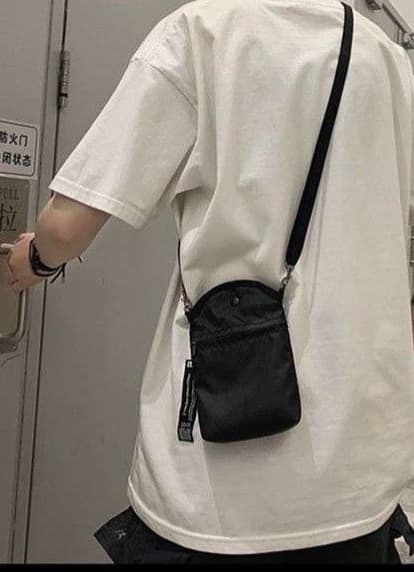 シンプル コンパクト　スマホポシェット