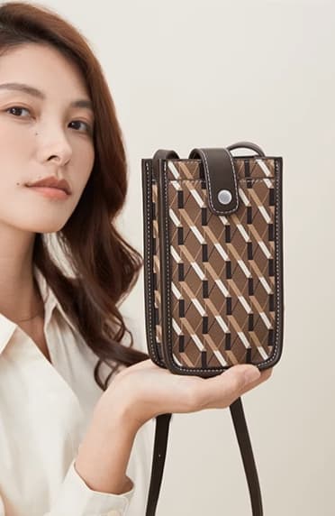 モノグラム柄レザースマホポシェット