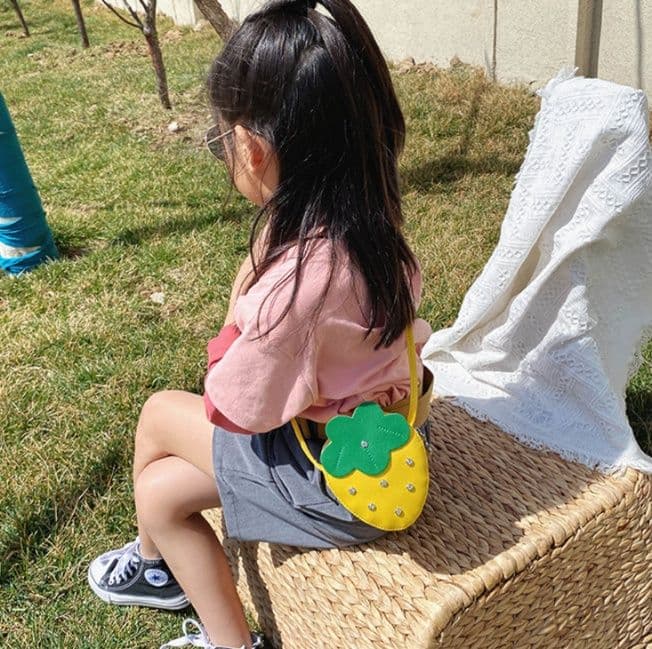 ポシェット　いちごモチーフ 子ども用ミニポシェット