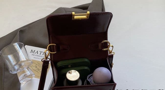 ポシェット　レトロ金具付きスクエアポシェット