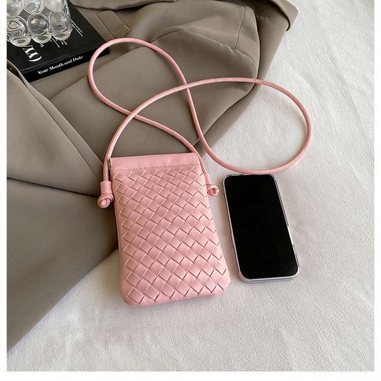 編み込み模様のスマホミニポシェット