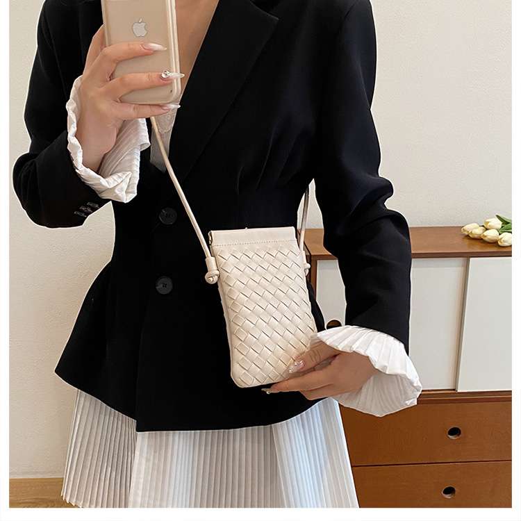 編み込み模様のスマホミニポシェット
