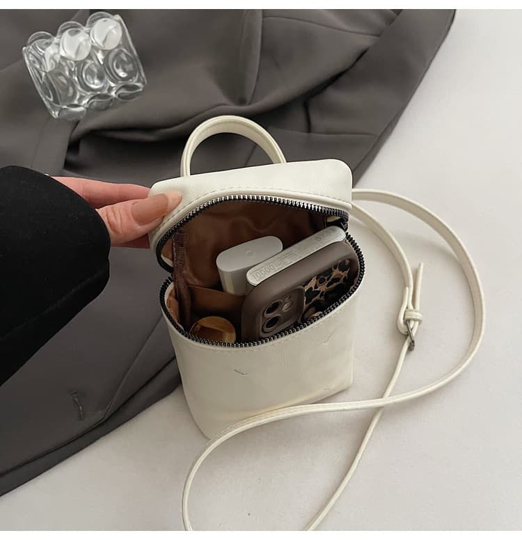 ポシェット 　シンプル縦型スマホポシェット
