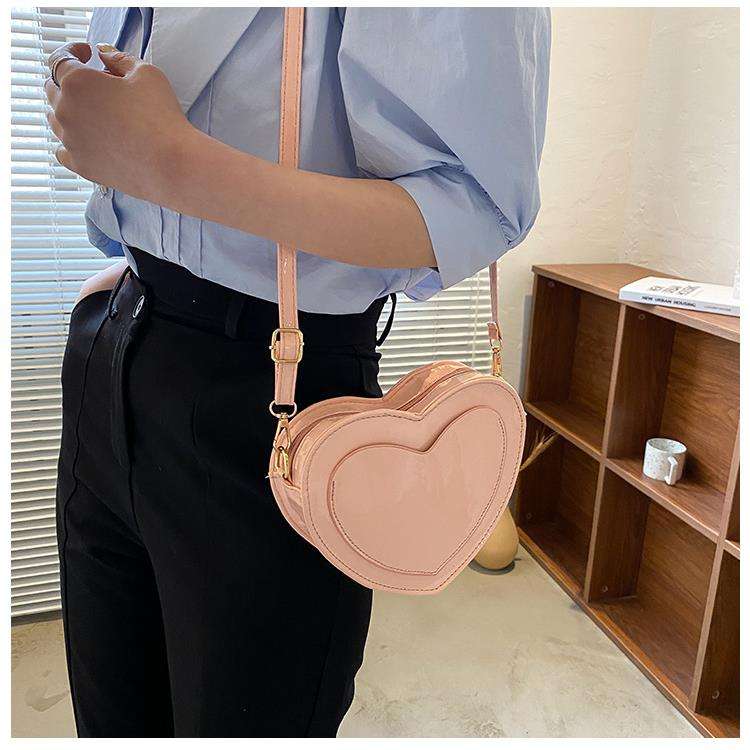 ハートモチーフ　ショルダーポシェット
