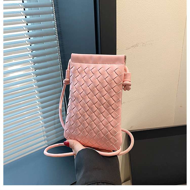 編み込み模様のスマホミニポシェット