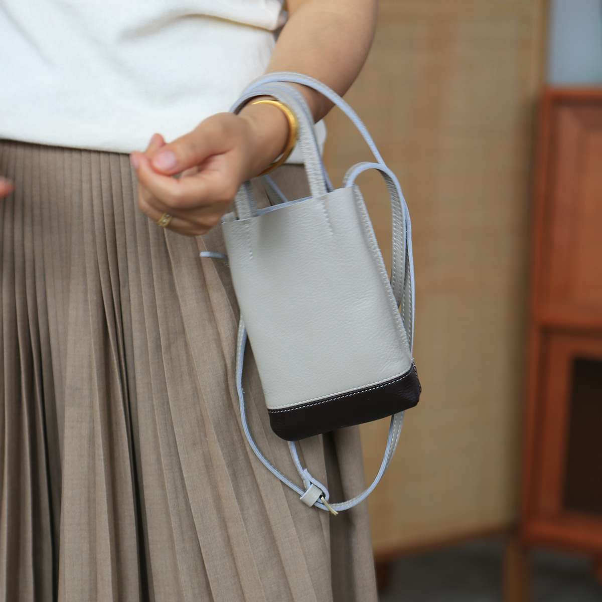 ミニマルシンプル レザーポシェット