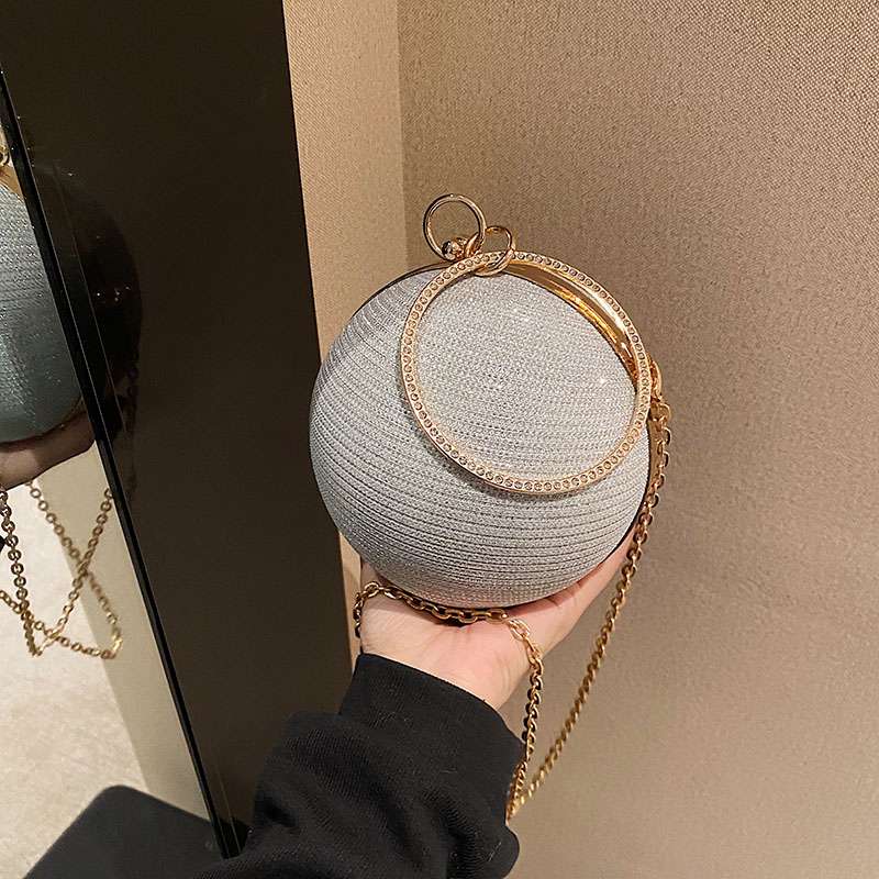 上品な丸型ポシェット