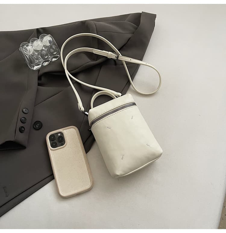 ポシェット 　シンプル縦型スマホポシェット