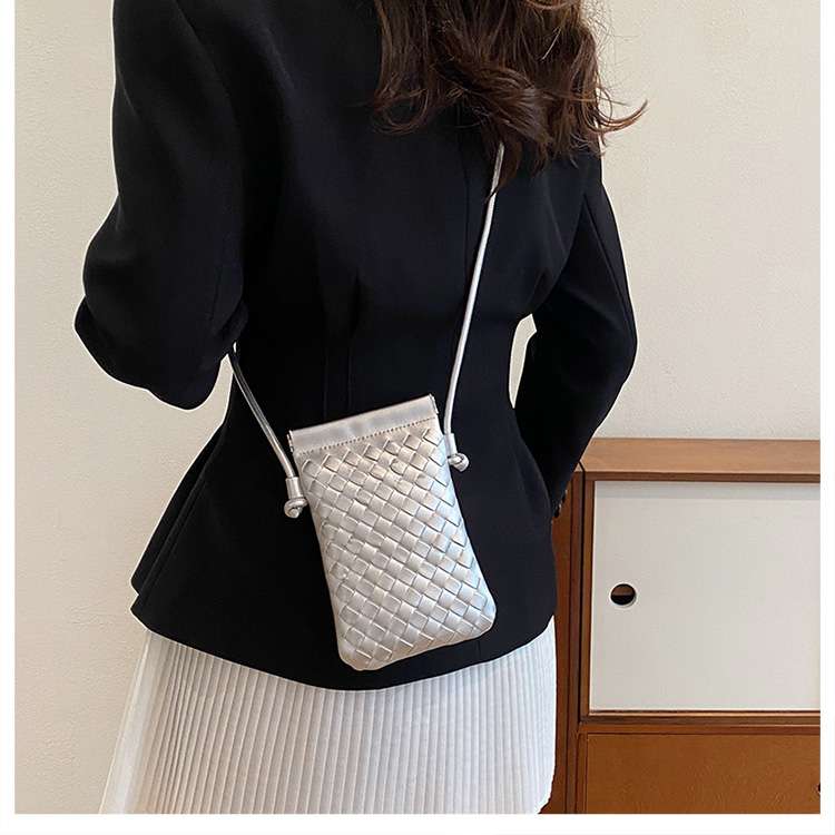 編み込み模様のスマホミニポシェット