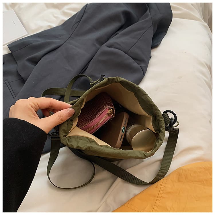 ポシェット　軽量 巾着型ミニバケットポシェット