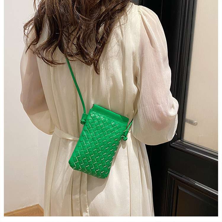 編み込み模様のスマホミニポシェット