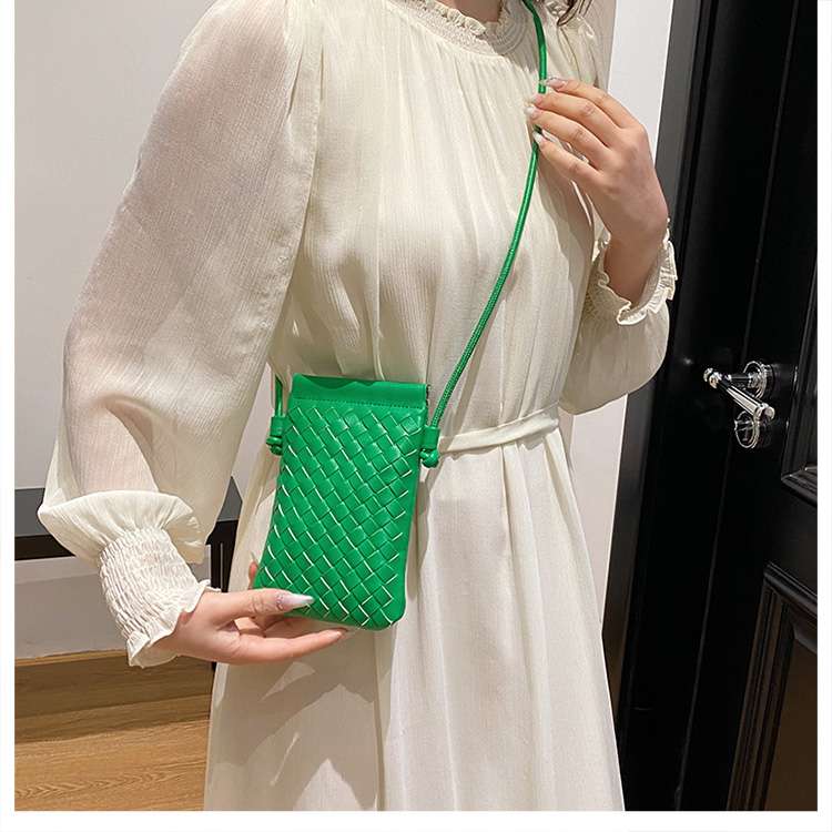 編み込み模様のスマホミニポシェット