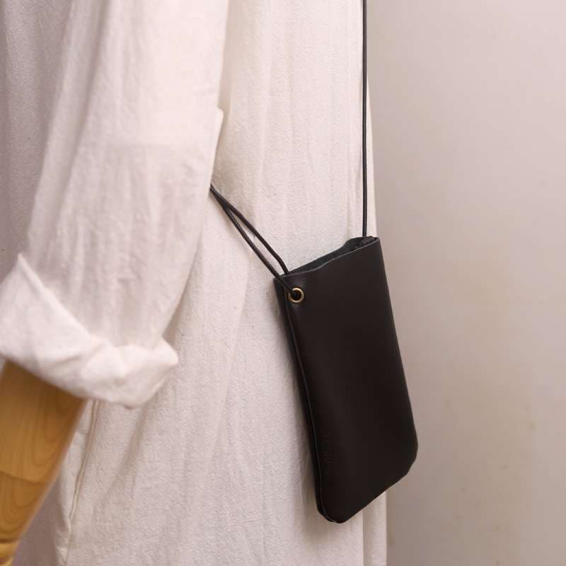 シンプル　スマホポシェット