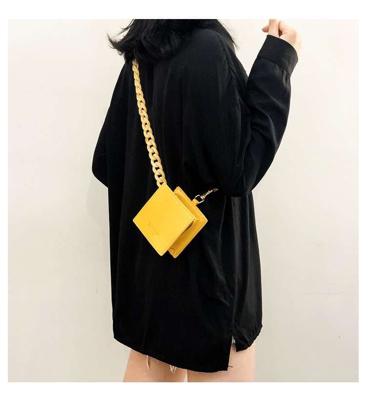ポシェット　ミニマル四角形チェーンポシェット