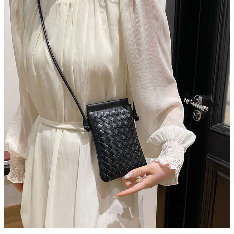 編み込み模様のスマホミニポシェット