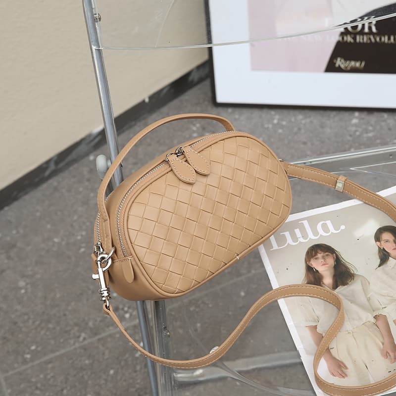 ポシェット　編み込み模様のミニショルダーポシェット