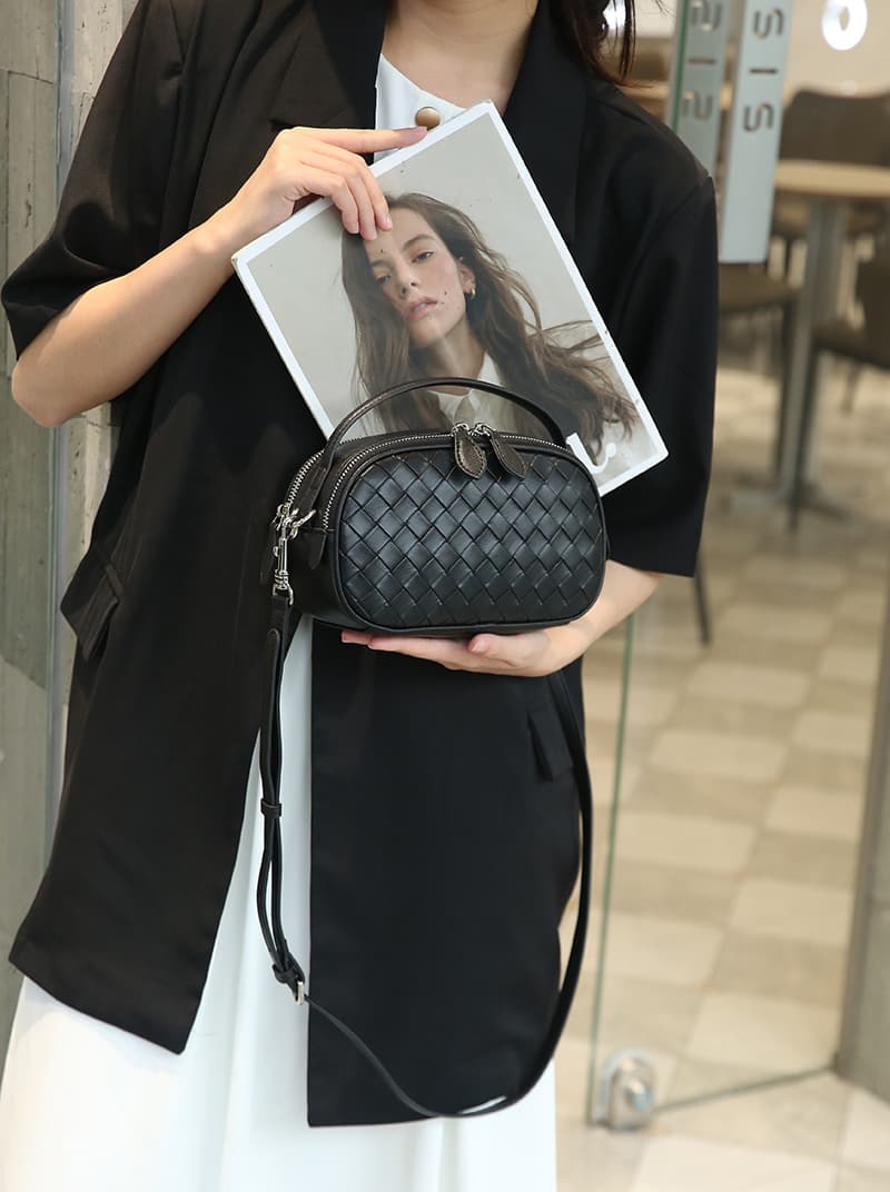 ポシェット　編み込み模様のミニショルダーポシェット