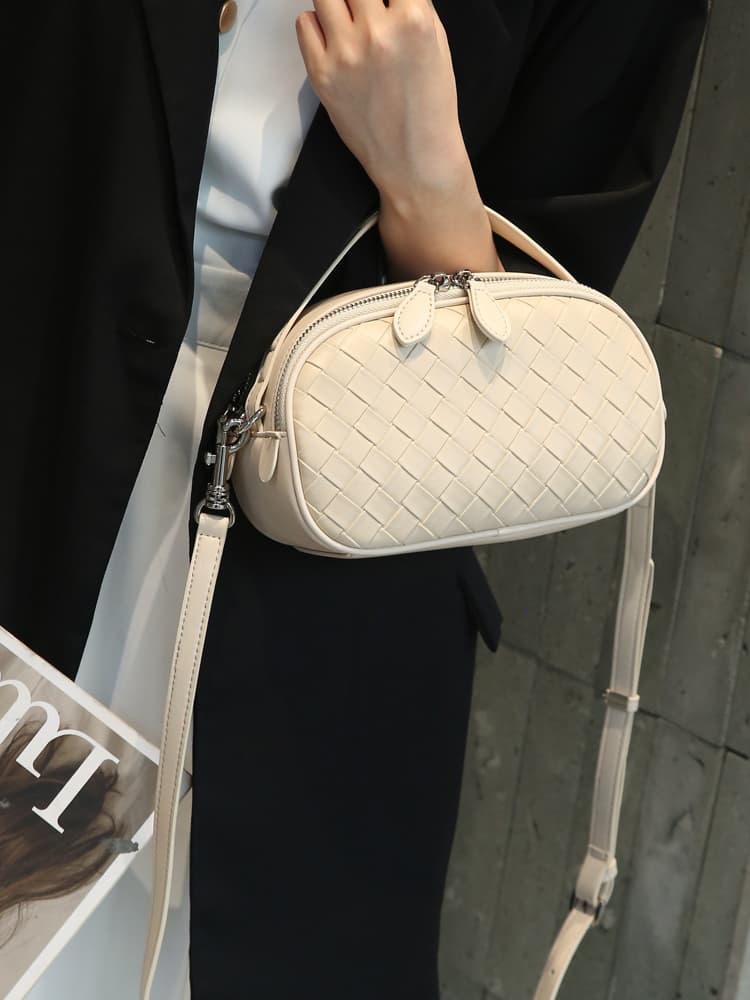 ポシェット　編み込み模様のミニショルダーポシェット