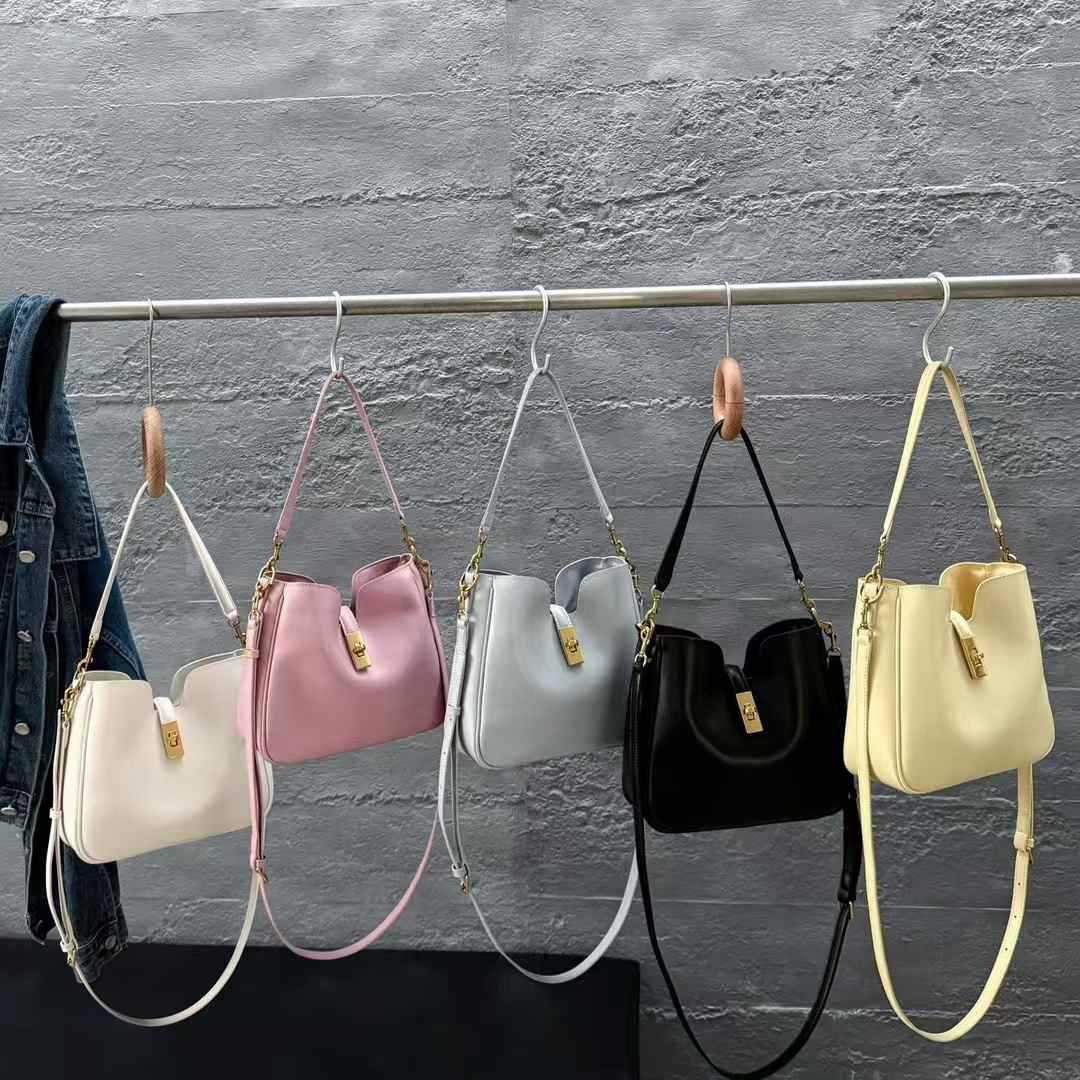 ポシェット　スクエア金具留めポシェット