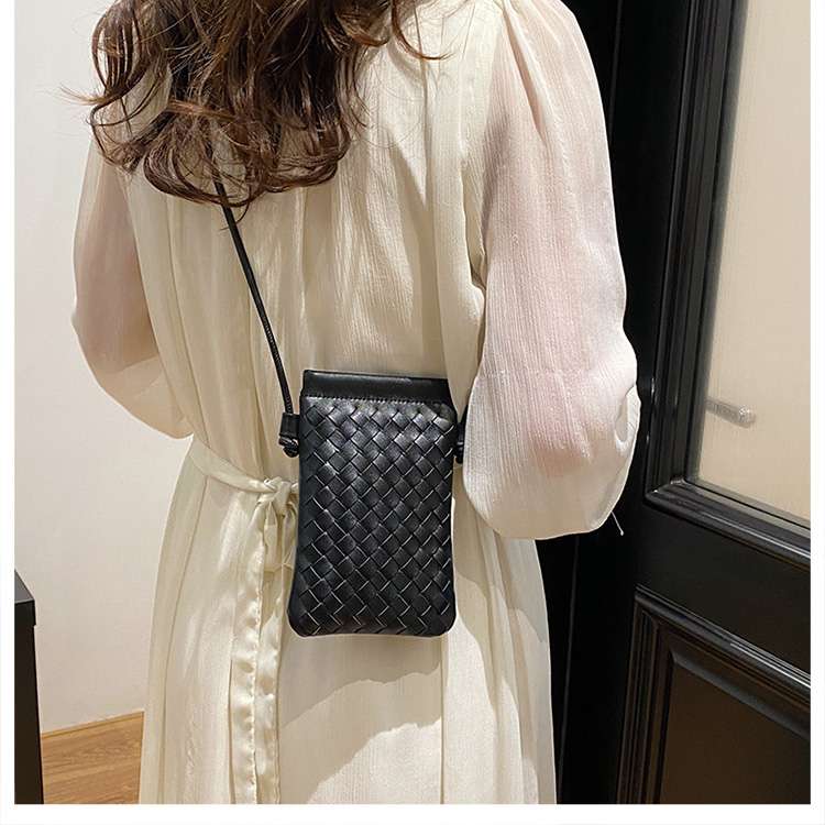 編み込み模様のスマホミニポシェット