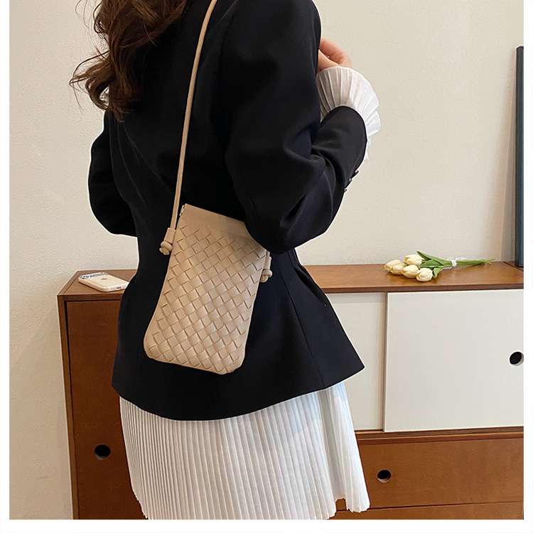 編み込み模様のスマホミニポシェット