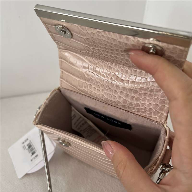 クロコ型押しポシェット