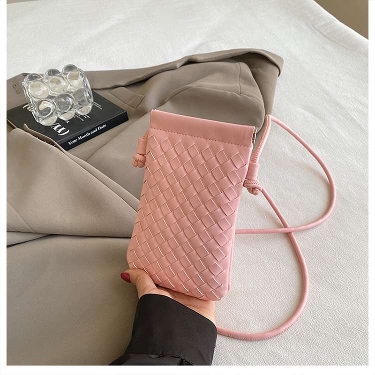 編み込み模様のスマホミニポシェット