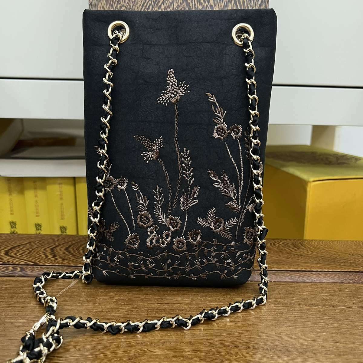 花刺繍チェーンストラップポシェット