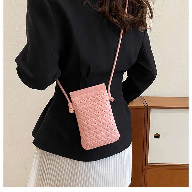 編み込み模様のスマホミニポシェット