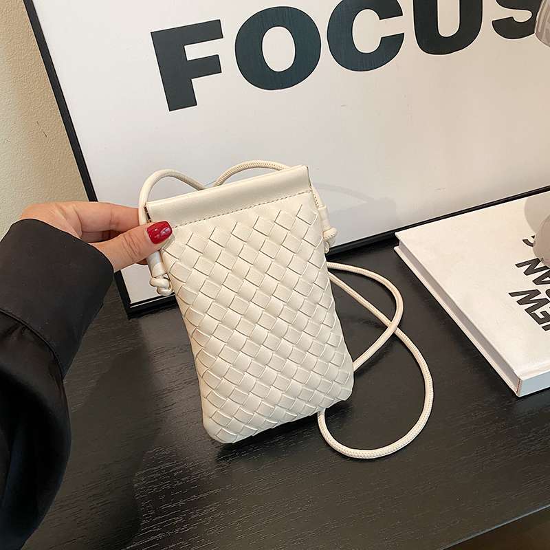 編み込み模様のスマホミニポシェット