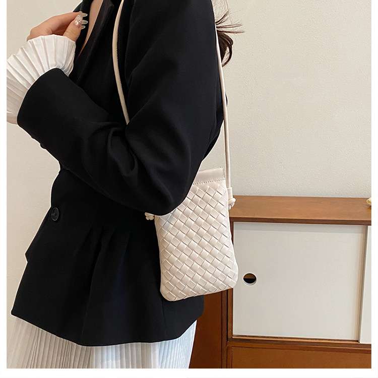 編み込み模様のスマホミニポシェット