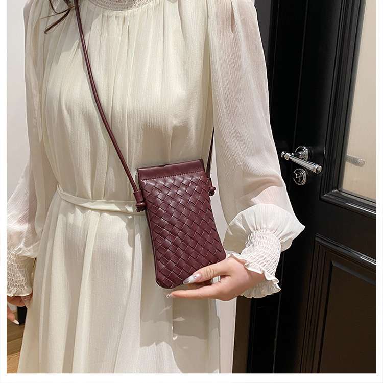 編み込み模様のスマホミニポシェット