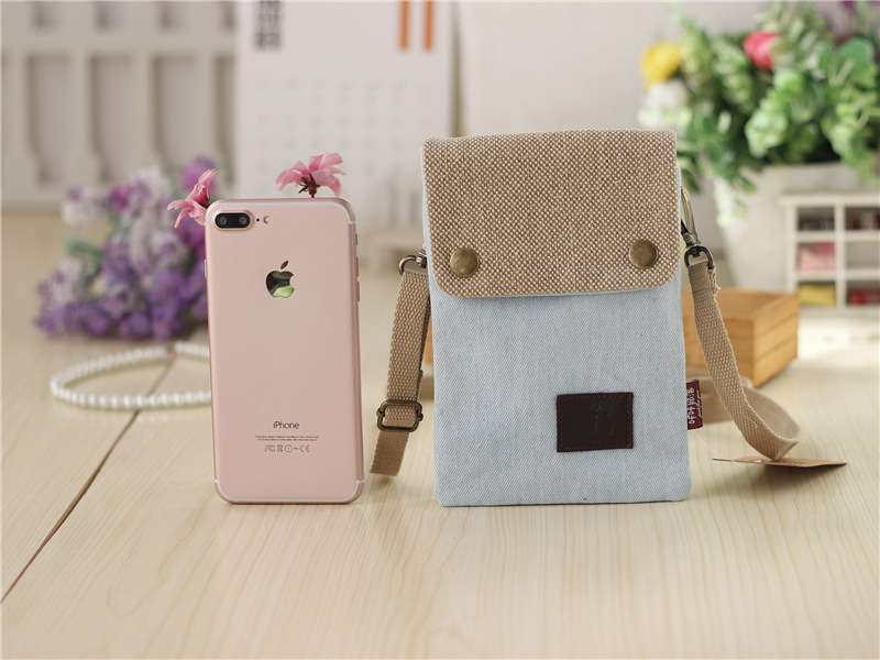 帆布とレザーの軽量スマホポシェット