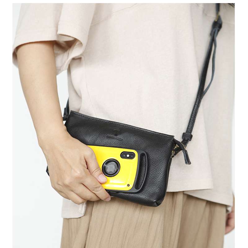 シンプル　コンパクトポシェット