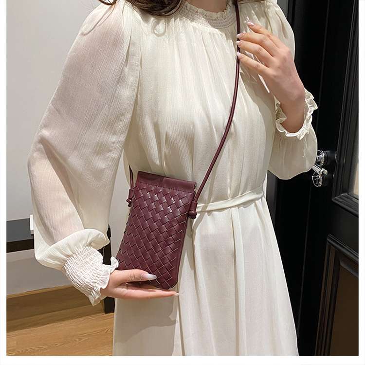 編み込み模様のスマホミニポシェット