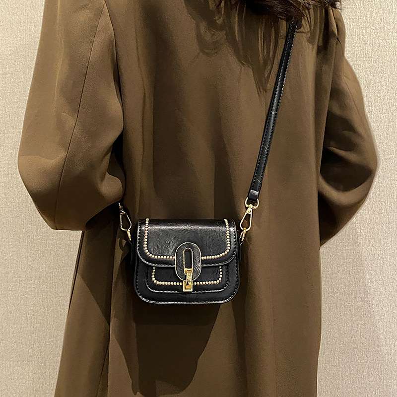 スタッズ付き　上品ミニポシェット