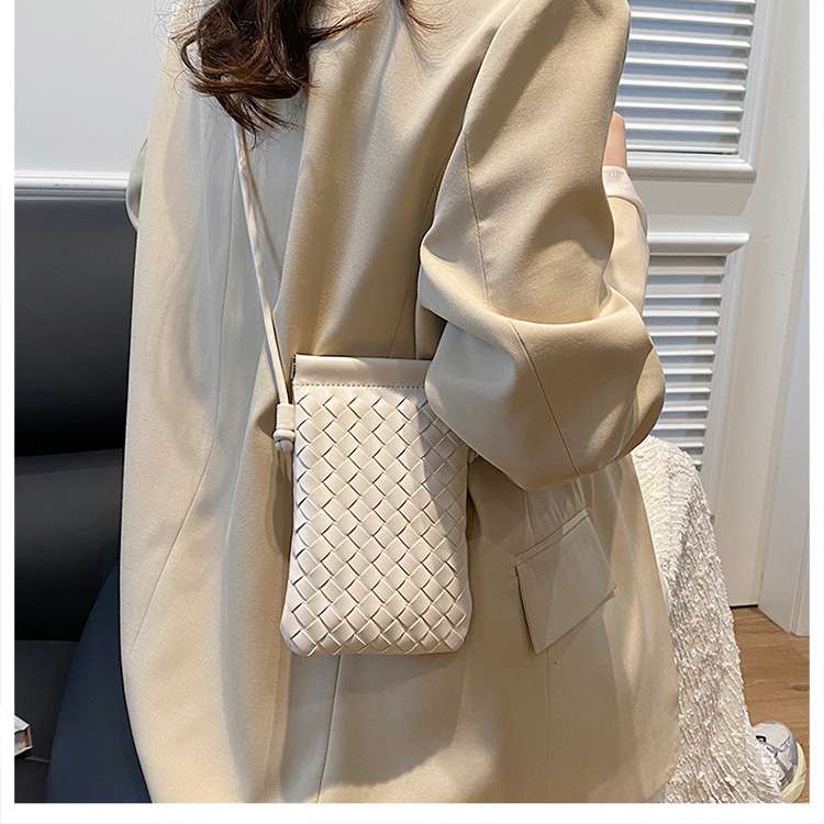 編み込み模様のスマホミニポシェット