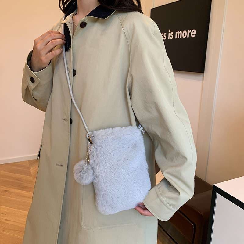 ポシェット　もこもこファー スマホポシェット