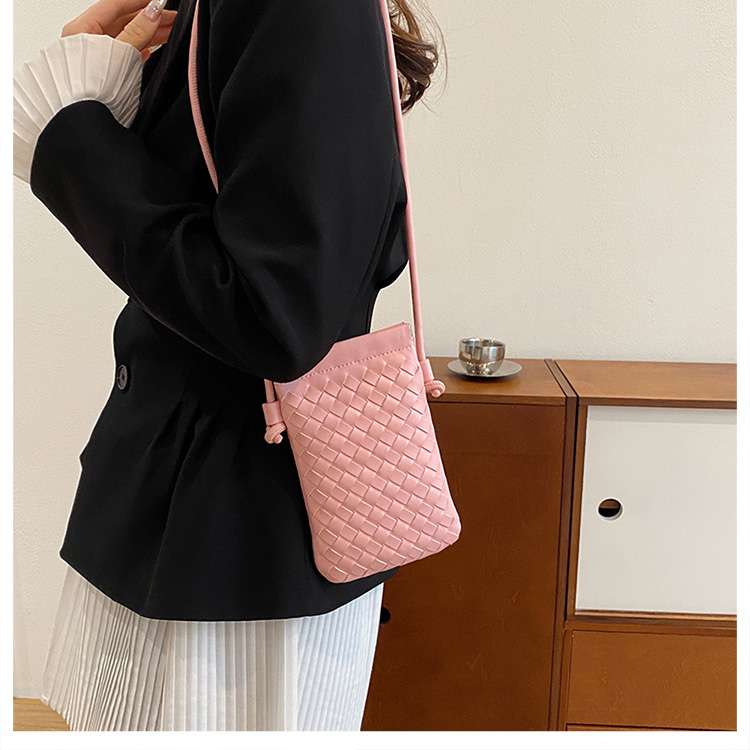 編み込み模様のスマホミニポシェット