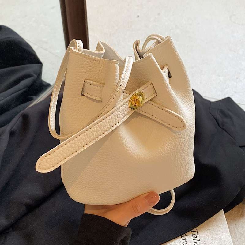 上品な巾着風ミニポシェット