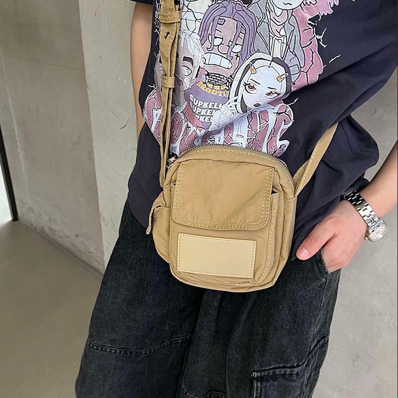 シンプル機能性ポシェット