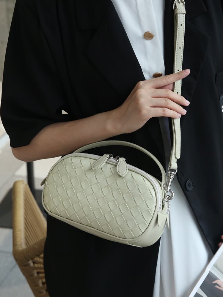 ポシェット　編み込み模様のミニショルダーポシェット