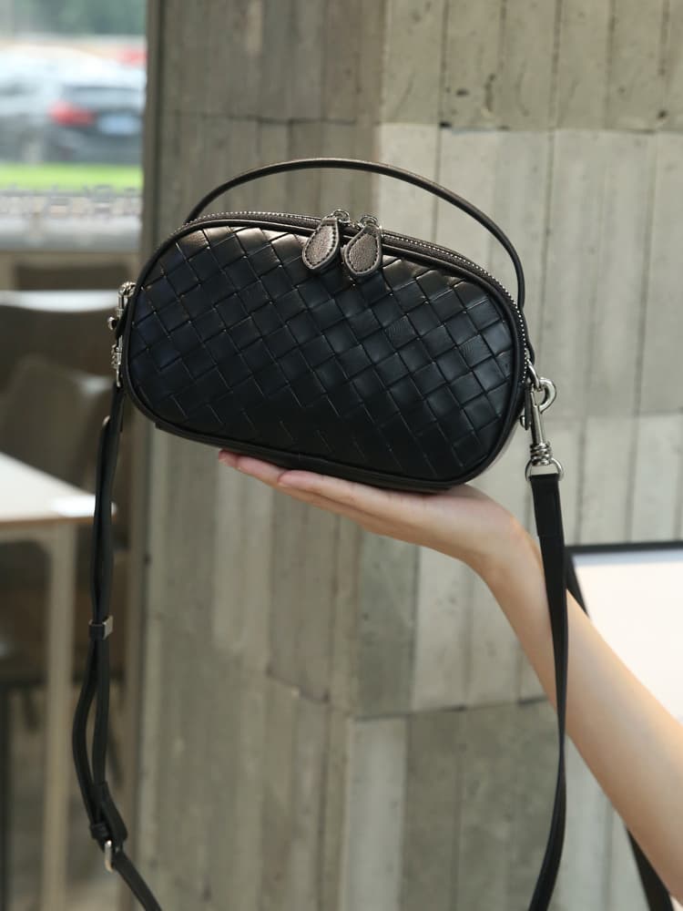 ポシェット　編み込み模様のミニショルダーポシェット