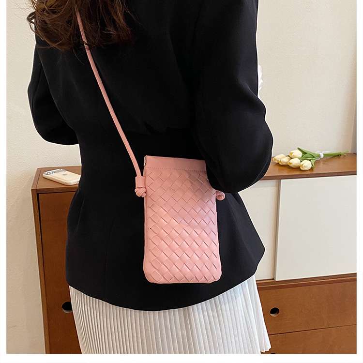 編み込み模様のスマホミニポシェット