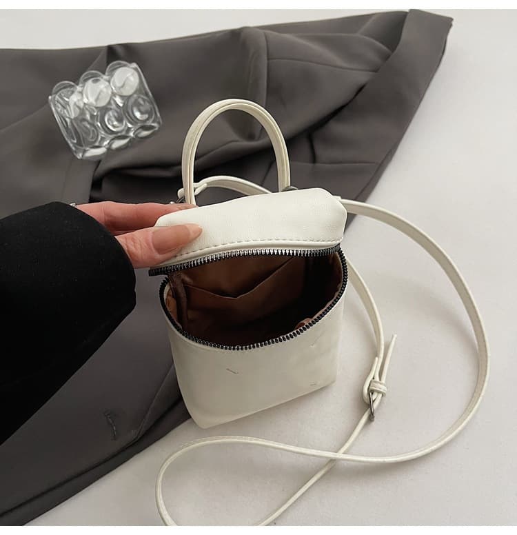 ポシェット 　シンプル縦型スマホポシェット