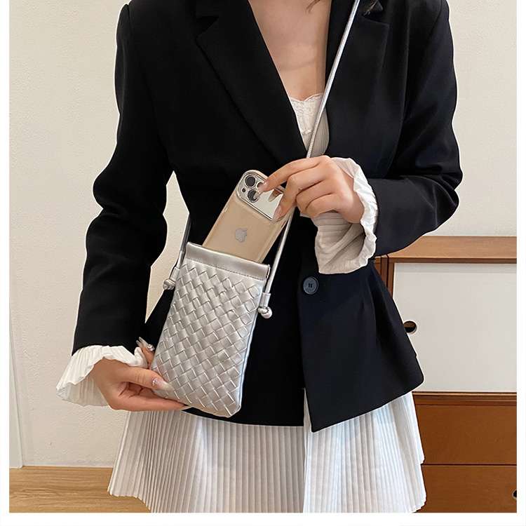 編み込み模様のスマホミニポシェット