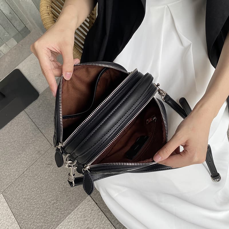 ポシェット　編み込み模様のミニショルダーポシェット